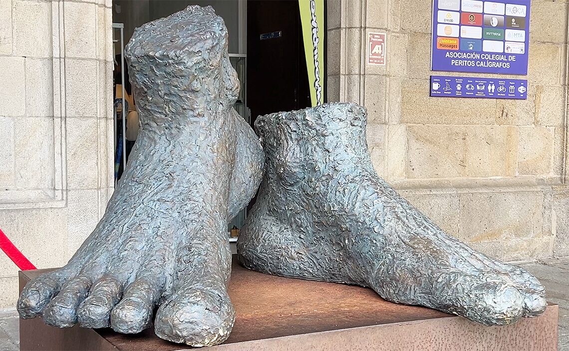 サンティアゴ・デ・コンポステーラ(Santiago de Compostela)「足」をモチーフにしたブロンズ像