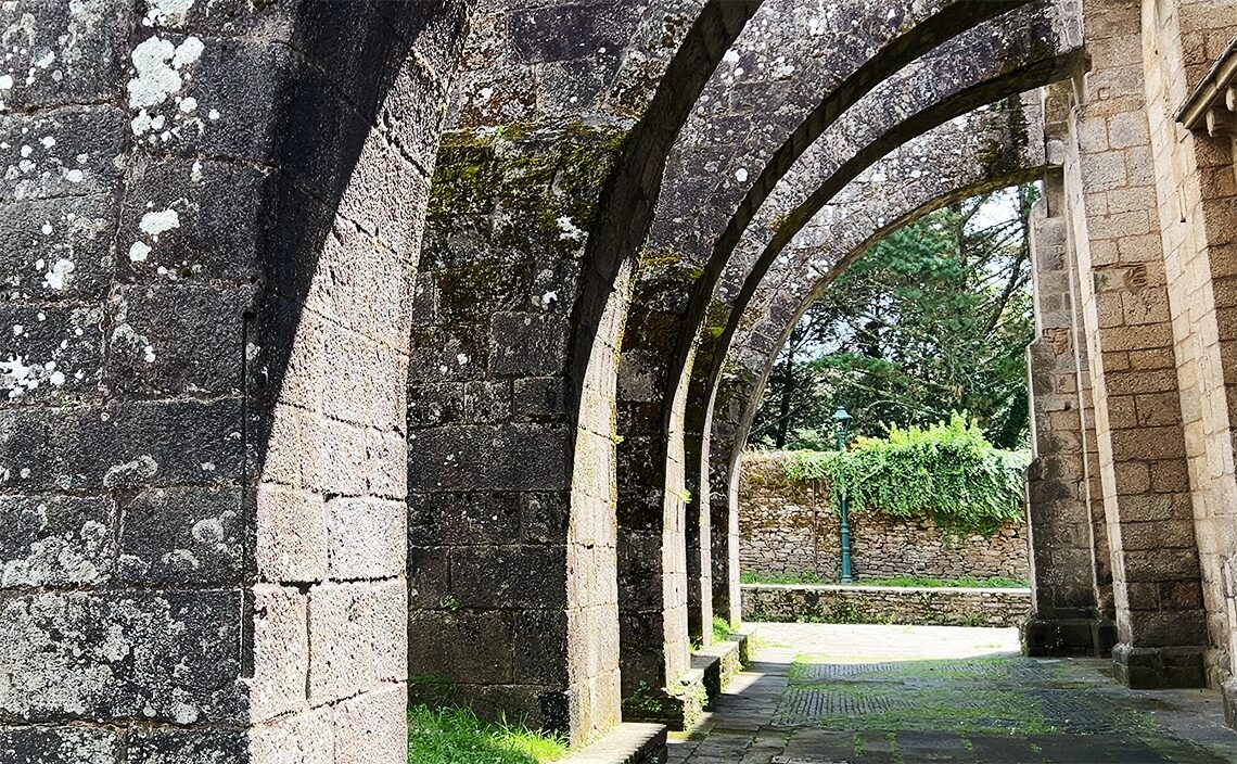 サンティアゴ・デ・コンポステーラ(Santiago de Compostela)サンタ・マリア・ド・サール聖堂(Colexiata de Santa María do Sar)