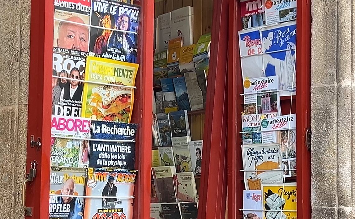 サンティアゴ・デ・コンポステーラ(Santiago de Compostela)ミニスーパーの雑誌コーナー
