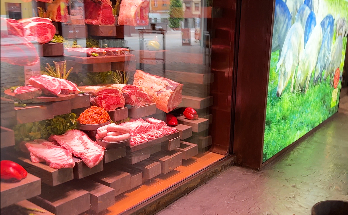 オビエド  oviedo シードルバーのショーウィンドウ。オープン前から行列ができている人気店。