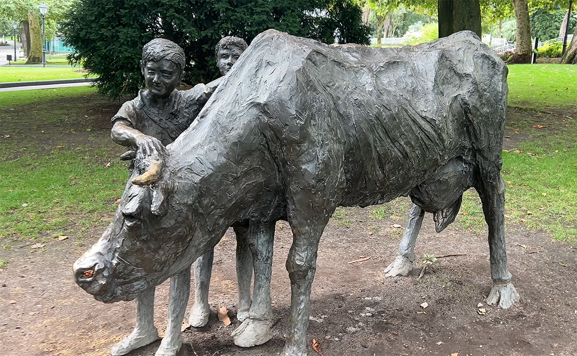 オビエド  oviedo カンポ・デ・サン・フランシスコ（Campo de San Francisco）「Adiós, Cordera」（アディオス、コルデラ）というタイトルの彫刻