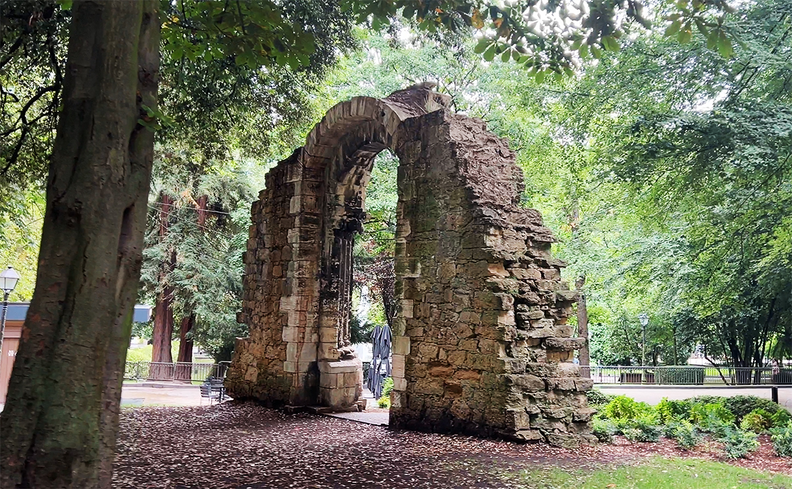 オビエド  oviedo カンポ・デ・サン・フランシスコ（Campo de San Francisco）サン・イシドロ教会（San Isidro Church）