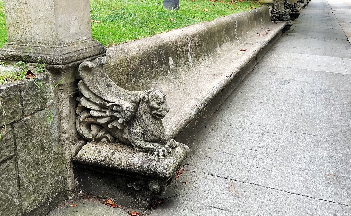 オビエド  oviedo カンポ・デ・サン・フランシスコ（Campo de San Francisco）グリフィンのベンチ