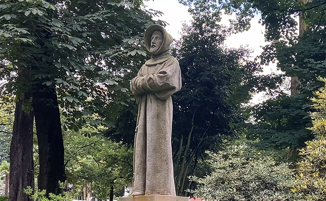 オビエド  oviedo カンポ・デ・サン・フランシスコ（Campo de San Francisco）聖フランチェスコ（Saint Francis of Assisi）の像