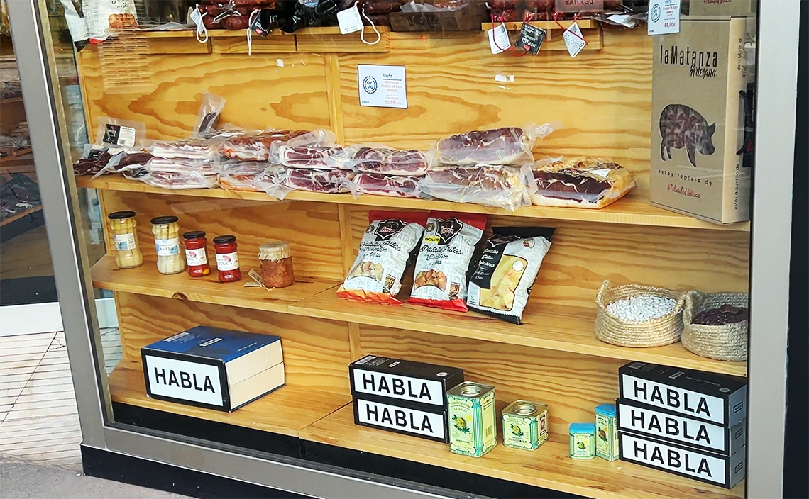 ヒホン（Gijón / スペイン）アストゥリアス州の特産物を扱う店のショーウィンドウ