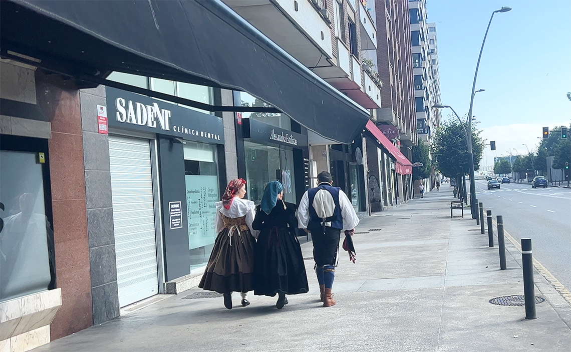 ヒホン（Gijón / スペイン）近代的な街に、古代の人たちが歩いている