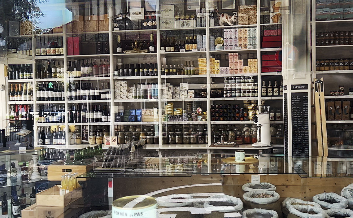 オビエド  oviedo 量り売りの店