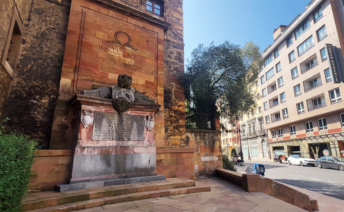 オビエド Oviedo　サンタ・マリア・ラ・レアル・デ・ラ・コルテ教会（Iglesia de Santa María la Real de la Corte）
