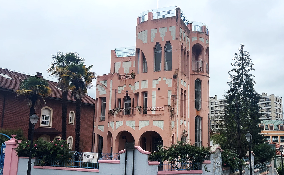 オビエド  oviedo カサ・ローサ（Casa Rosa）