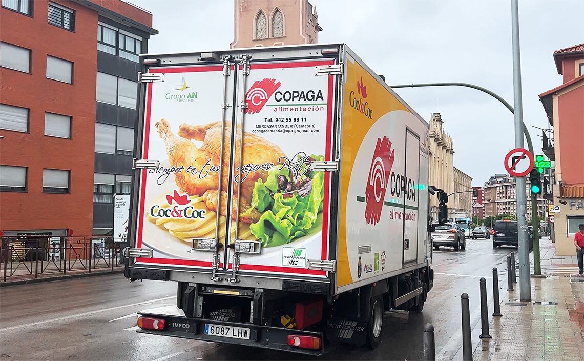 サンタンデール Santander食品輸送用のトラック。