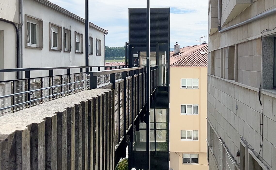 サンティアゴ・デ・コンポステーラ(Santiago de Compostela)坂の下へ降りるための公共のエレベーター