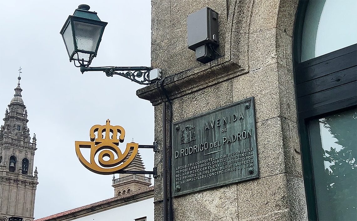 サンティアゴ・デ・コンポステーラ(Santiago de Compostela)スペインの郵便公社「コレオス(Correos)」の看板と、通り名(ロドリゴ・デル・パドロン通り)を示すプレート。