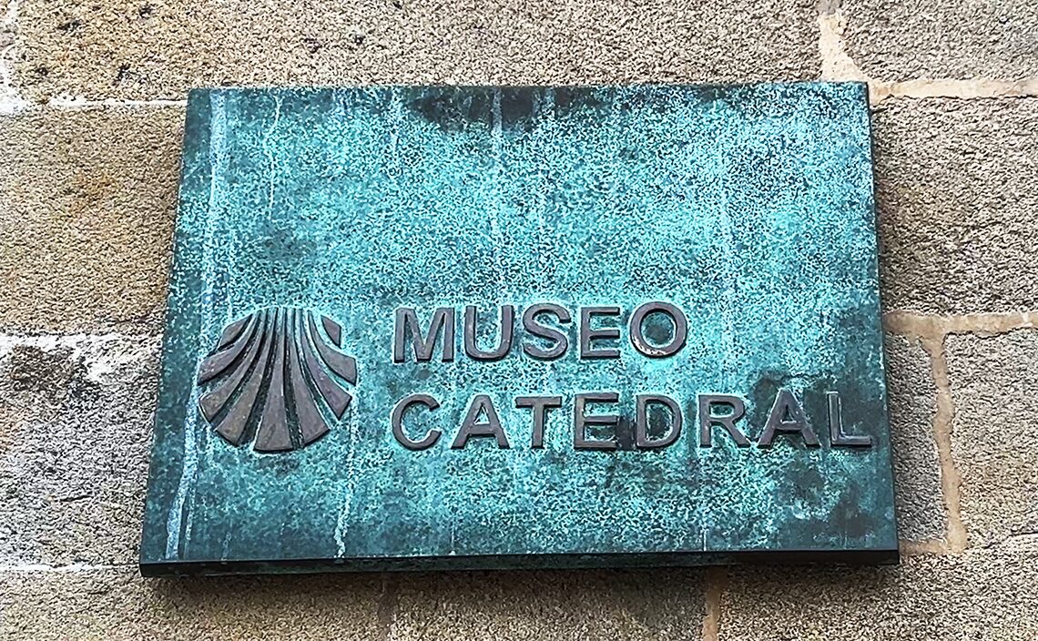 サンティアゴ・デ・コンポステーラ(Santiago de Compostela)サンティアゴ・デ・コンポステーラ大聖堂博物館の看板