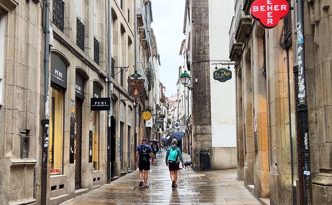 サンティアゴ・デ・コンポステーラ(Santiago de Compostela)は、「雨の都」(ciudad de la lluvia)