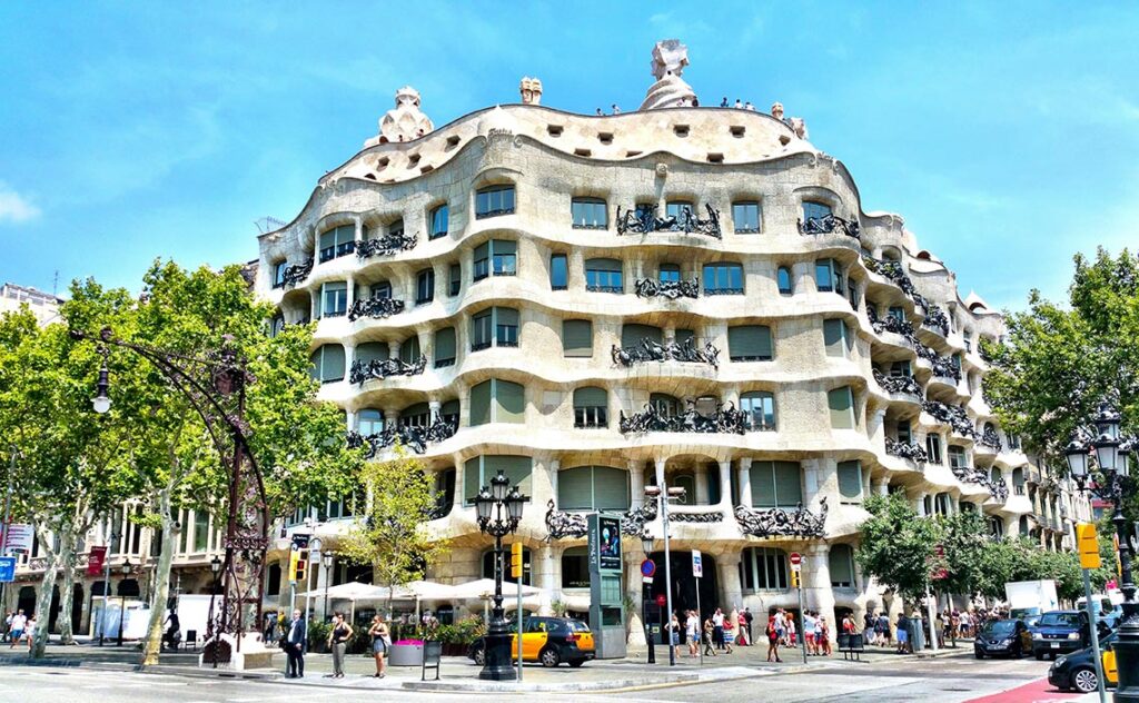 バルセロナ（Barcelona）　広告ネットに覆われたカサ・バトリョとカサ・ミラ