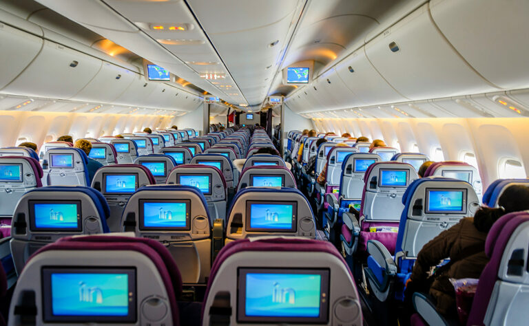 長距離フライトの機内の過ごし方100 -暇つぶしからリラックス、仕事術まで -