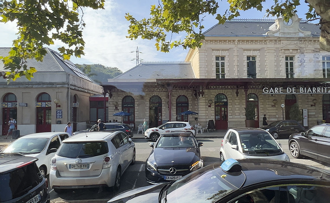 佇まいがシンプルで、いかにもフランス側に来た感じが醸し出される駅舎。