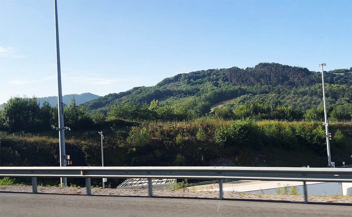 ピレネー山脈の端っこを通って、フランスへ向かう。Googleマップを見ながら、国境を体感したかったのだが。 ピレネー山脈が邪魔をしてワイファイが入らず残念。