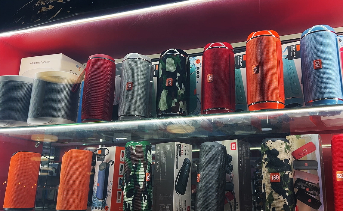 ターミナル売店では、モバイル用スピーカーが大量に売られていた。おそらく、街一番の品揃え。