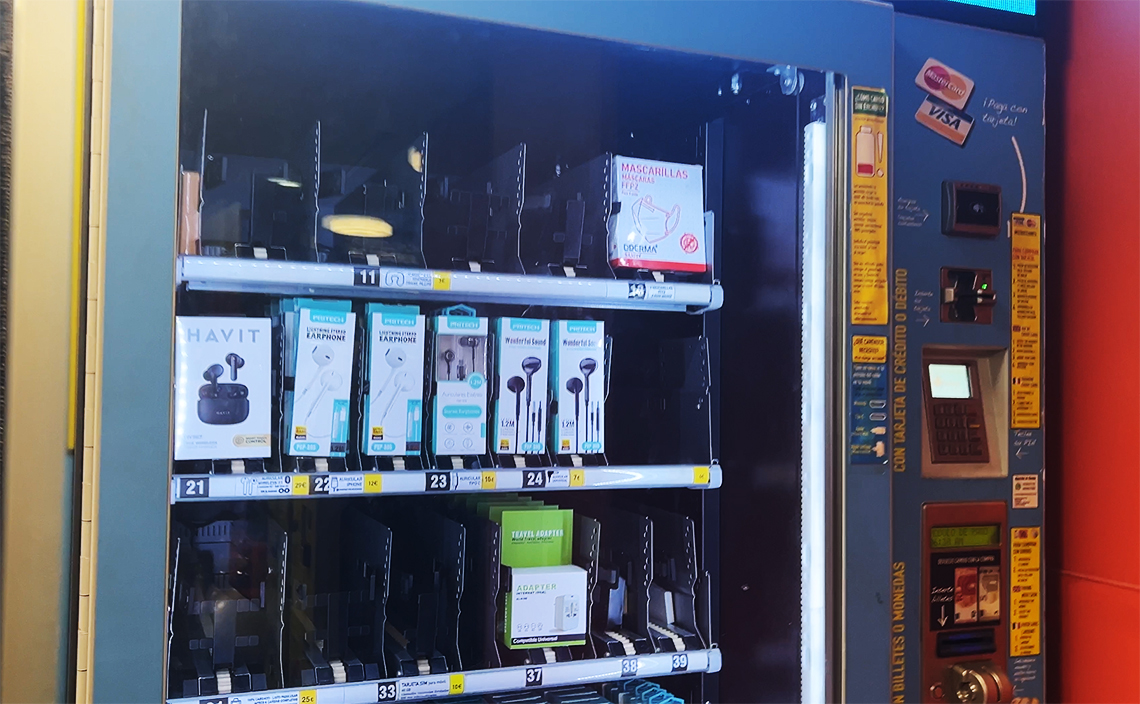スマホアクセサリーの自販機も。