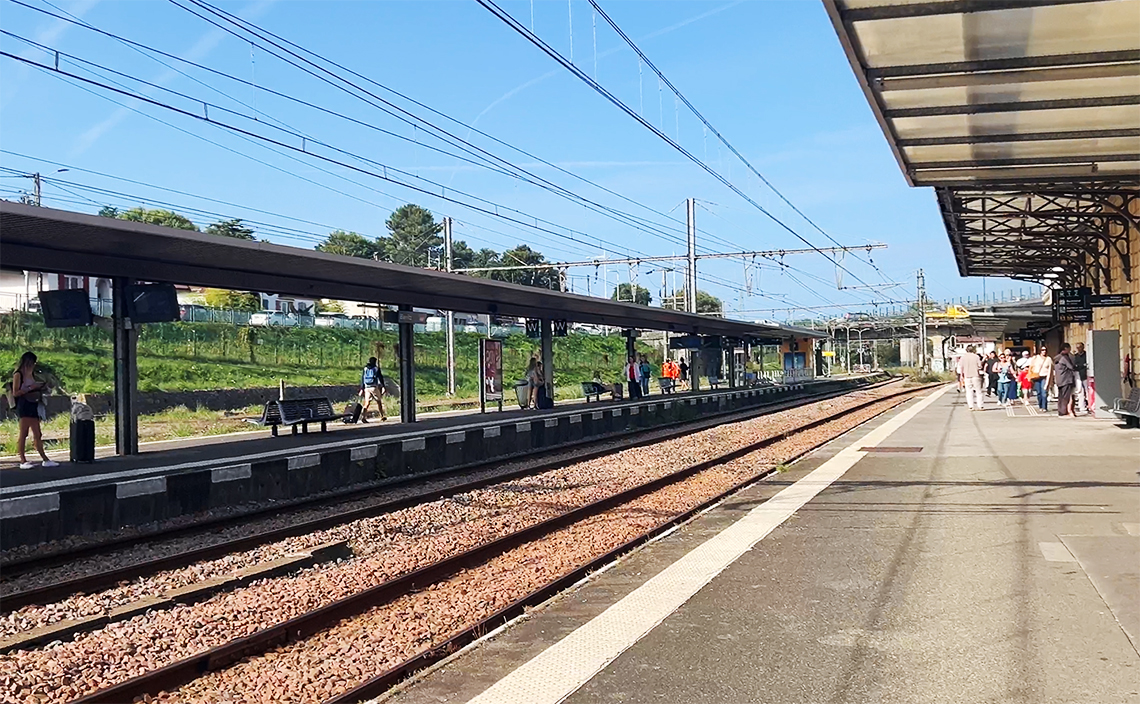 次はビアリッツ(Biarriz)駅からバイヨンヌ駅へ電車で移動。
知らない街にバスや電車で移動するのは、私にとってはかなりの冒険で楽しい。ワクワクする。