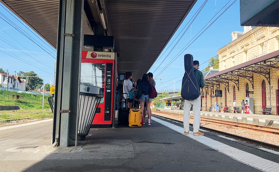 いかにも田舎の駅といった感じで人も少なく、静かに時が流れる。天気も良く気分がいい。