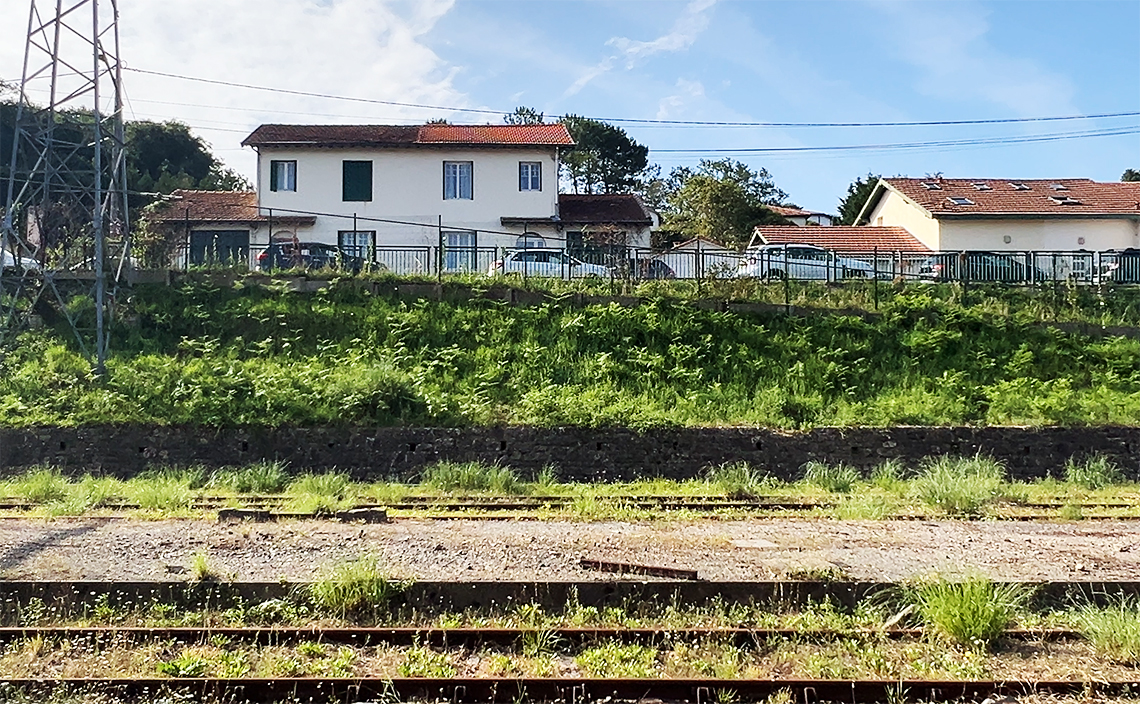 日本の東海道線沿線にありそうな風景。