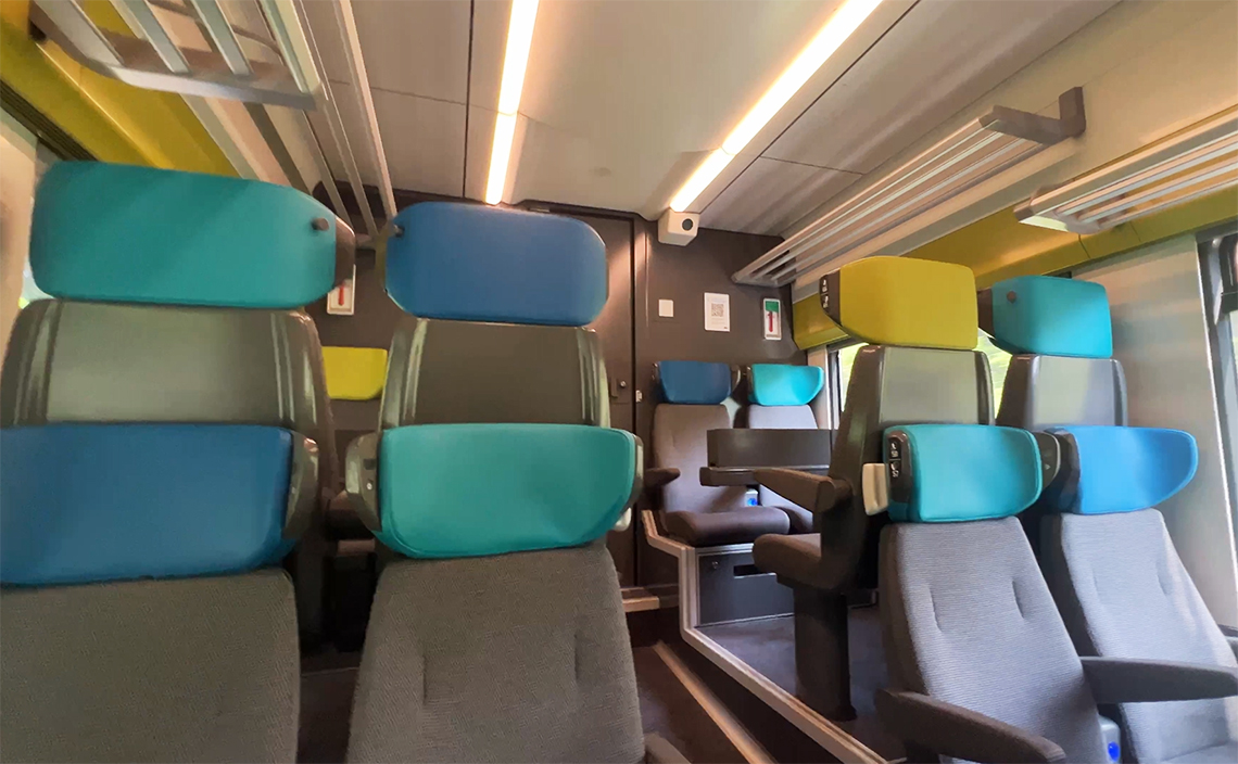 新しめの車両で、豪華な車内。