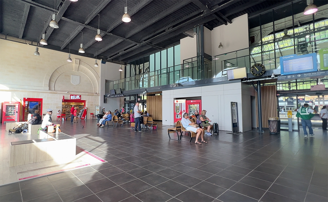 バイヨンヌ駅に到着。駅構内は座るスペースが少なく無駄に広い。
トイレに行きたかったが、いくら案内図の方向に向かってもわからず諦めた。