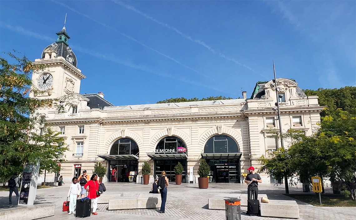 構内とは違い外観は歴史ある趣で、中は近代的に改装されている。
駅舎自体は歴史があり、パリのリヨン駅にインスパイアされたと言われている。