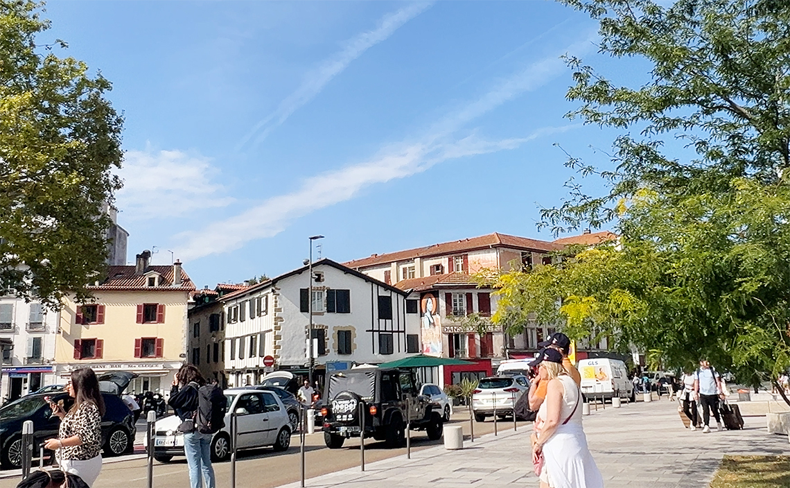 駅周辺は人通りがまばらで、いかにもフランスの田舎街といった感じ