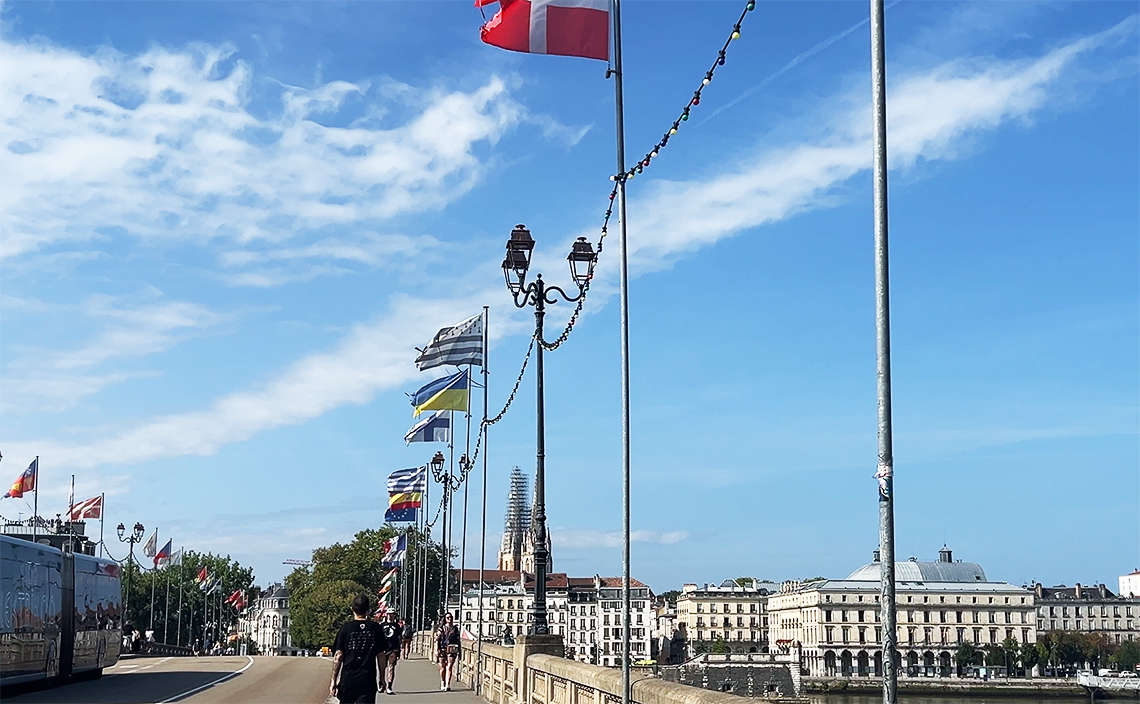 サン=テスプリ橋(Pont Saint-Esprit) は、アドル川(Adour)を跨ぐ歴史ある橋で、街の中心部とサン=テスプリ地区(右岸側)を結ぶ重要な架橋。