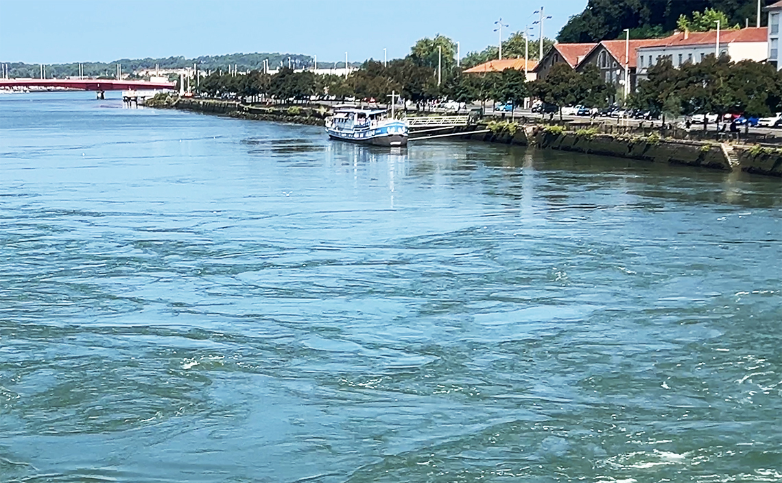 エメラルドグリーンのアドゥール川。