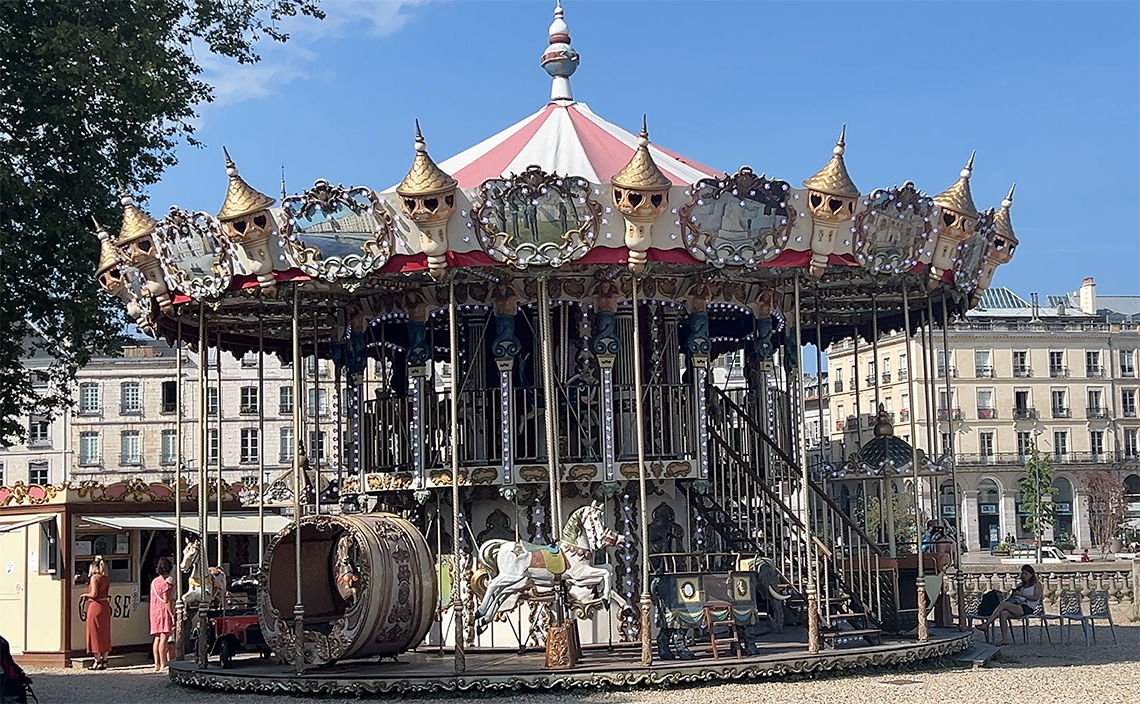サン=テスプリ橋の麓には突然派手なメリーゴーランド