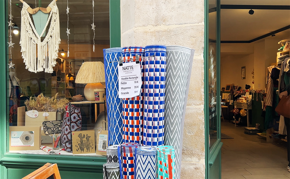 アドゥール川を越えると、一気に観光地の雰囲気に。おしゃれなワクワクする店がたくさん並ぶ。