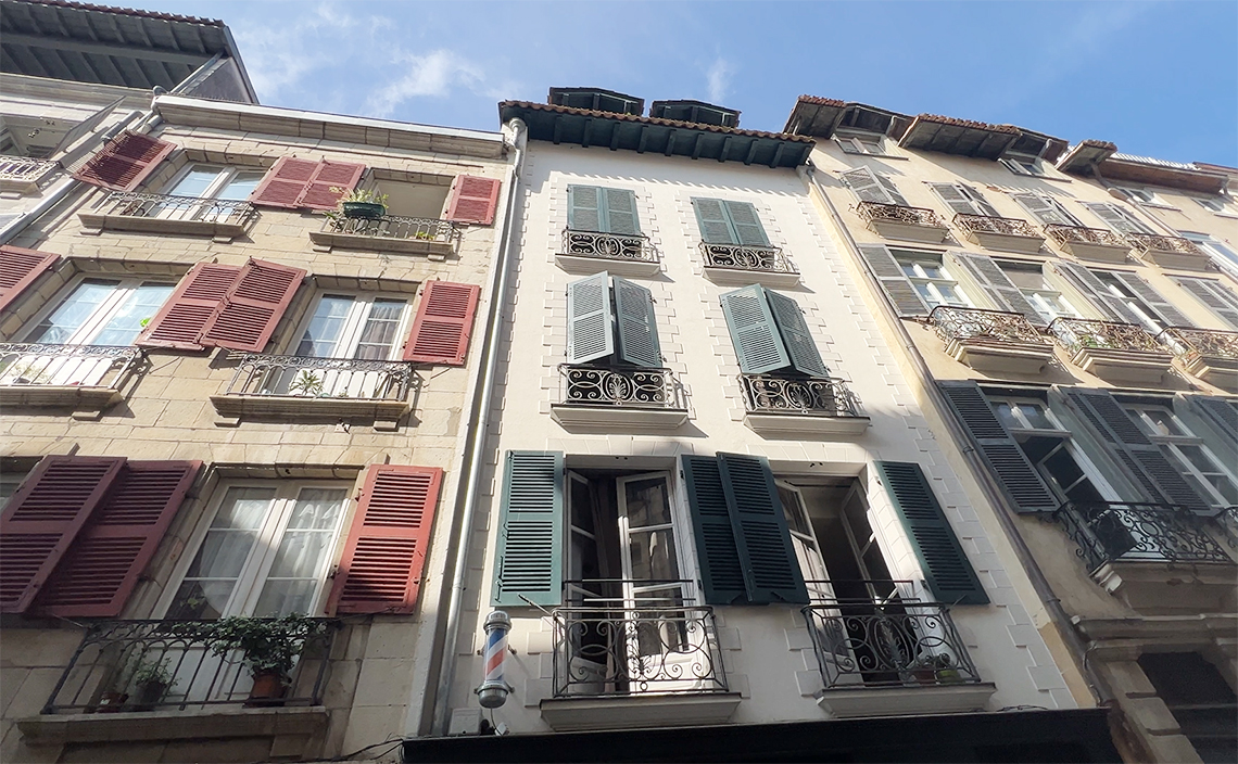 旧市街の典型的な白い漆喰(しっくい)塗りのファサード(正面壁)が特徴的な建物が並ぶ。