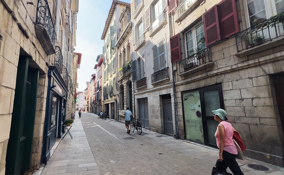 裏通りはおしゃれ&治安良し。