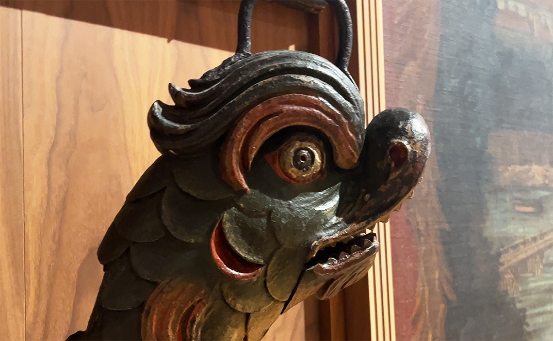 ドラゴンの船首像。