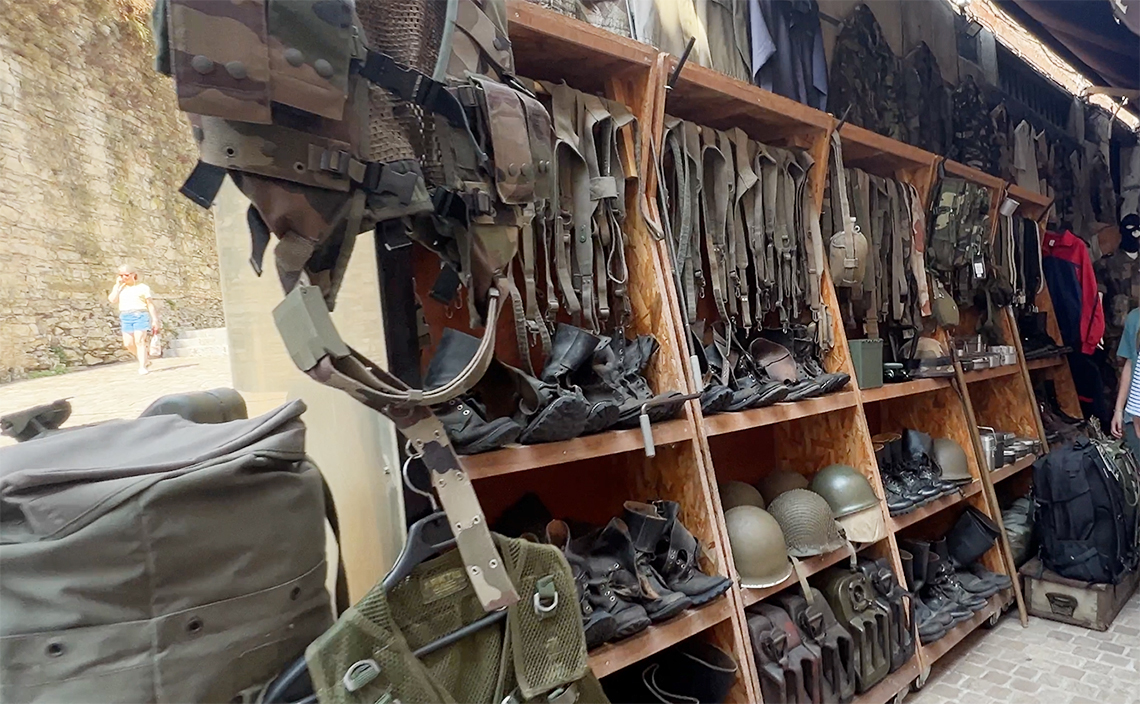 突然軍ものショップが現れた。