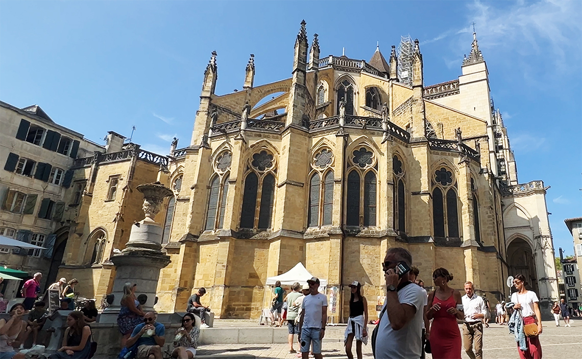 バイヨンヌ・サント・マリー大聖堂。スペインのサンティアゴ・デ・コンポステーラへ向かう巡礼路の一つである「フランスのサンティアゴ・デ・コンポステーラの巡礼路」の構成遺産として、世界遺産に登録されている。