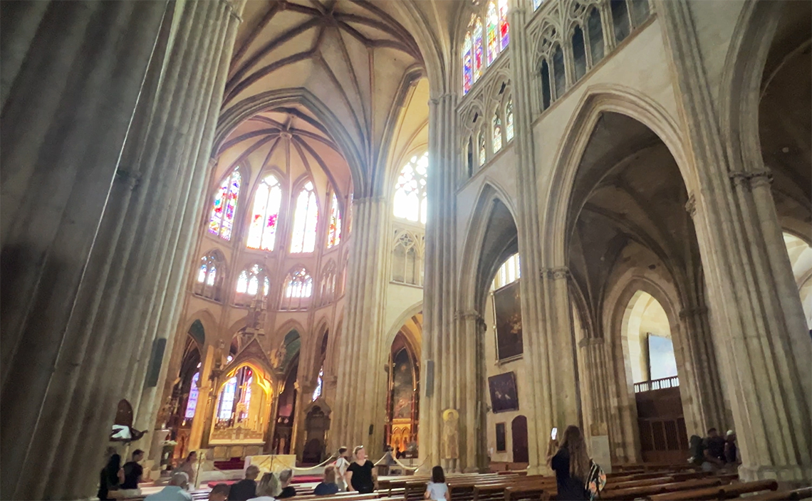 大聖堂は13世紀から14世紀にかけて建設された。元々はロマネスク様式で建てられていたが、13世紀に火災で焼失した後、現在のゴシック様式で再建された。
細部に至るまで精緻な石の彫刻が施されおり、街のどこからでも見える高さ85メートルの二つの尖塔がシンボルマークとなっている。