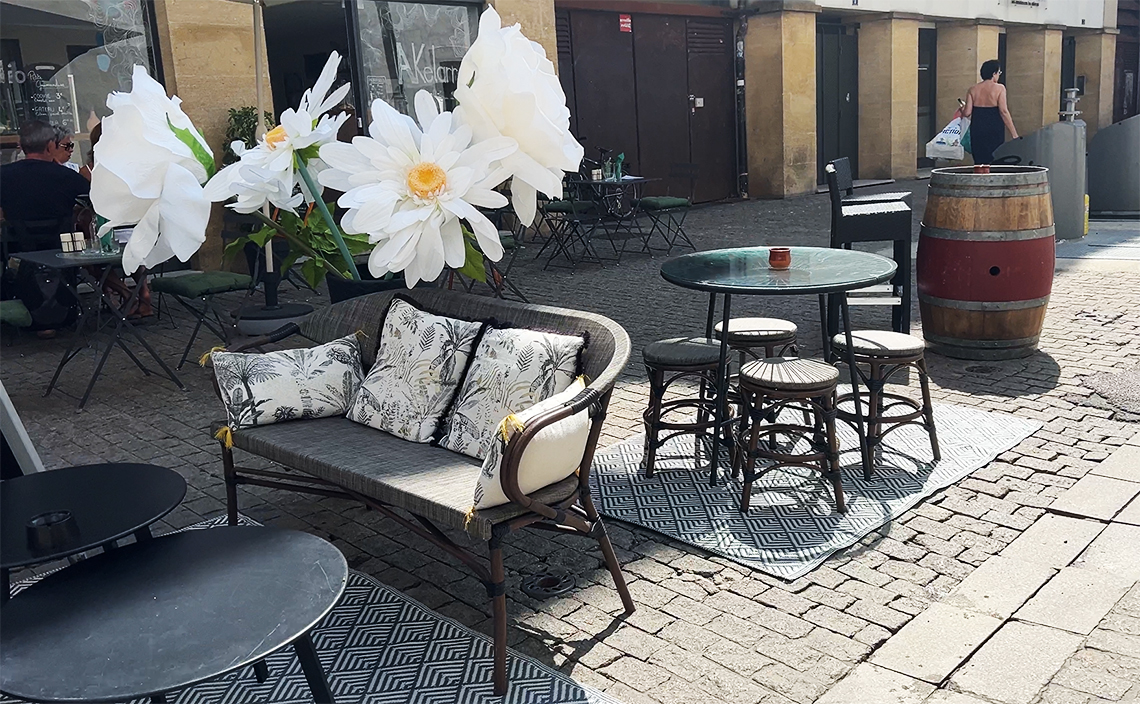 オープンテラスは大胆に通りに出ている。