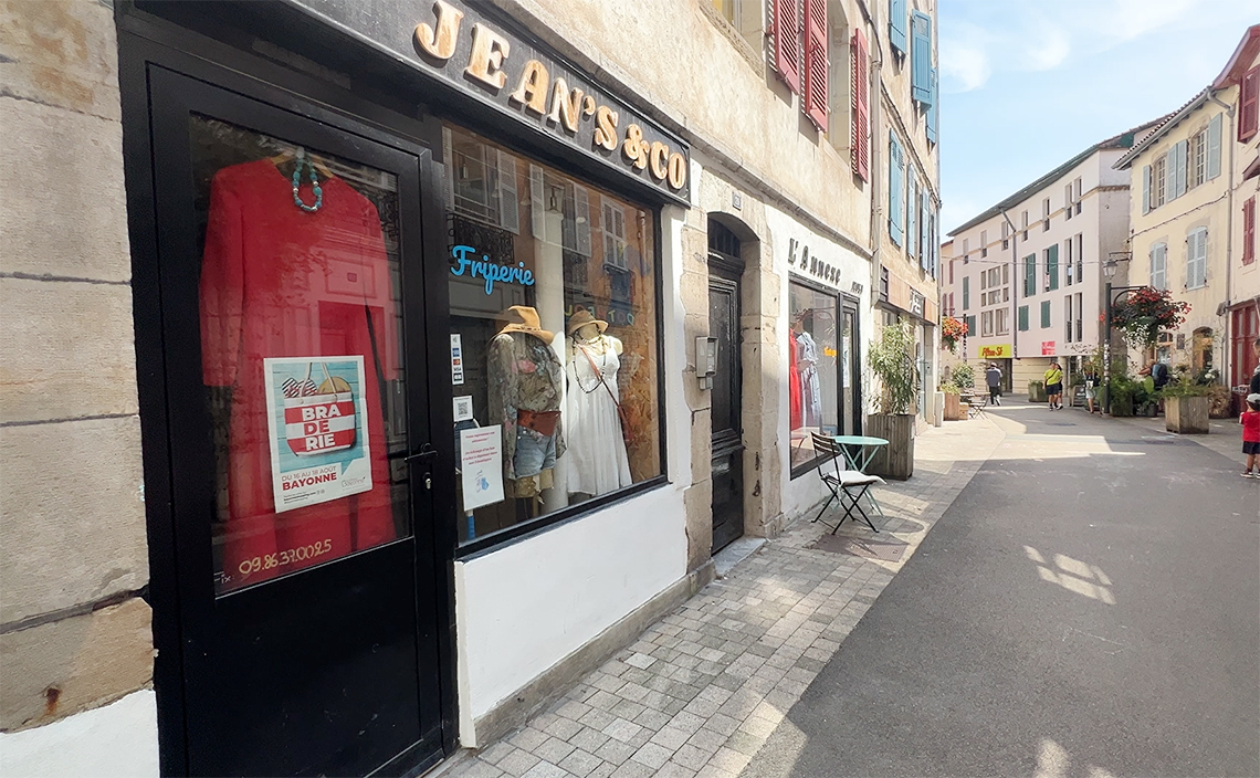 どこかで食事したい気持ちはあったが、メニューがフランス語&筆記体&手書きのため全く読めない。ショーウィンドーも特にないのであきらめた。