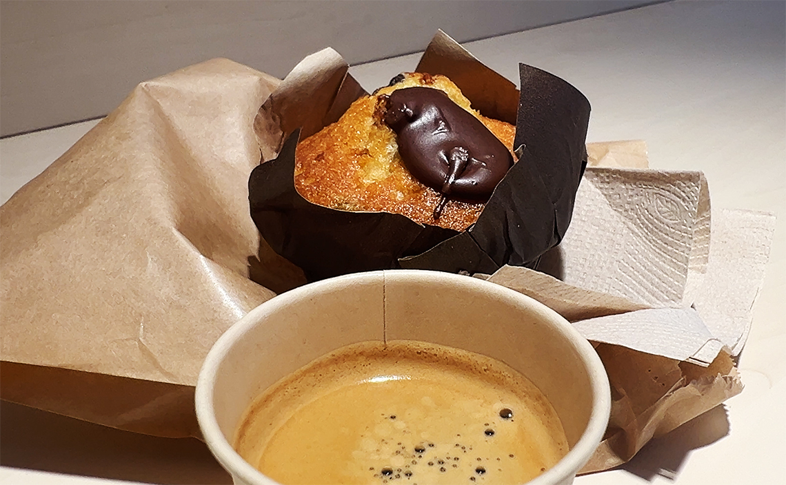 駅構内のコンビニと併設しているカフェで、カップケーキとエスプレッソで腹ごしらえ。