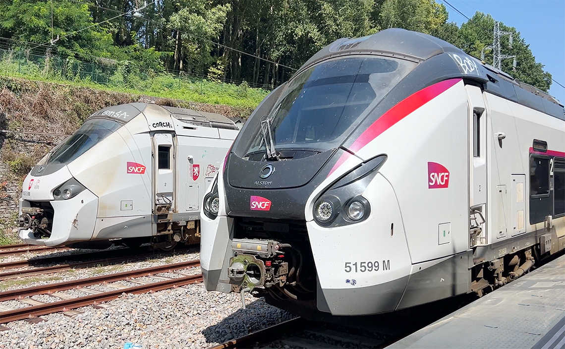 一時間ほど遅れて電車が到着。SNCFはは昆虫のような顔をしている。