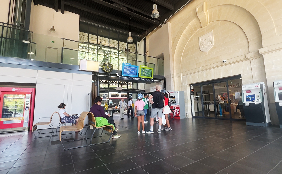 練習電車は全く来なく、歩。のひとり。旅の人が遅れていることを教えてくれた。一人旅同士でそういう情報交換するのが通例のようだ。なので、私もほかの人に教えることにしている。