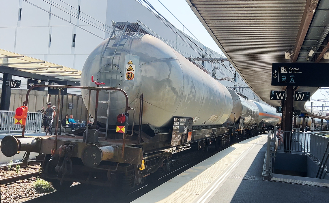 電車を待っている間に、タンク貨車を見ることができた。