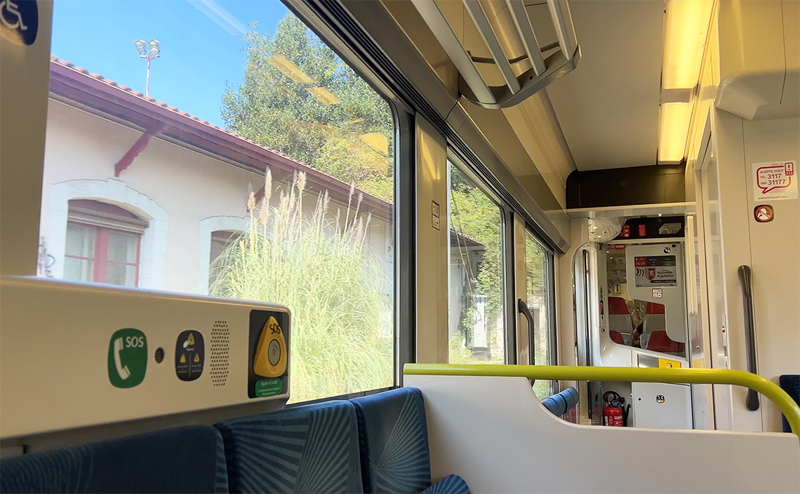 スペインの鉄道 renfeに比べると、スランスの鉄道SNCFは幅が狭い