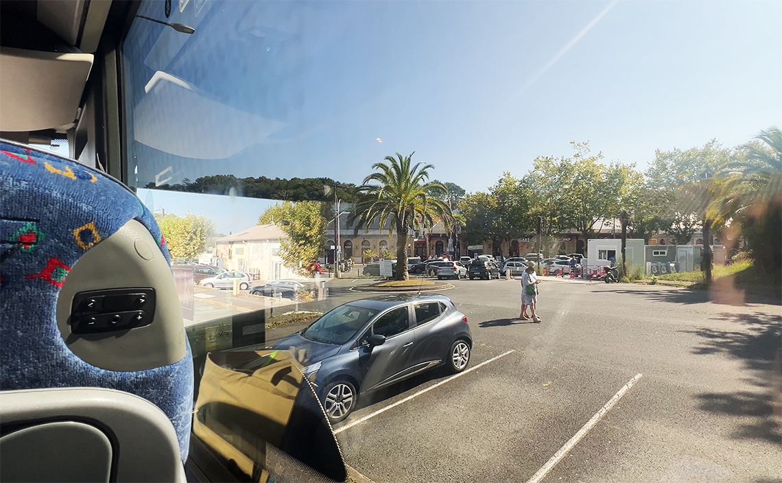 バスターミナルには沢山の長距離バスが停車していた