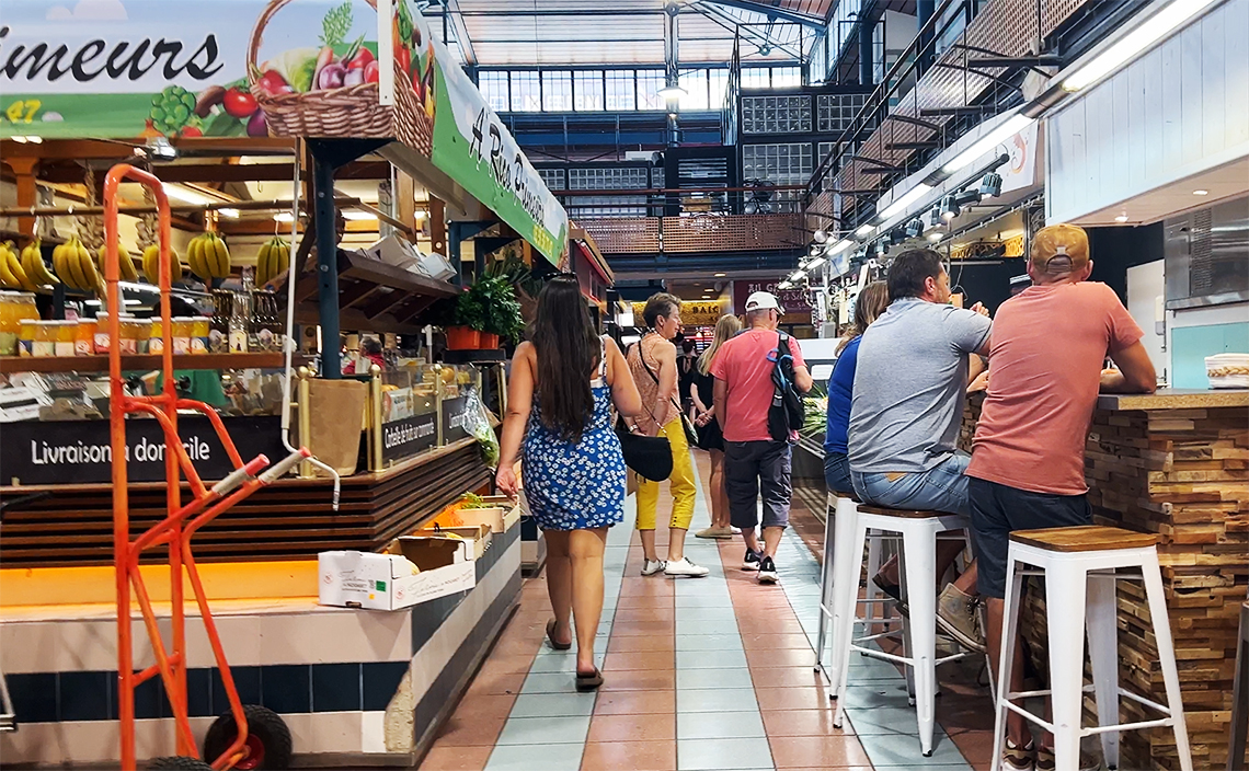 屋内マーケットの「Carreau des Halles 」。市場とフードコートが合体したような観光客向け施設といった感じ。